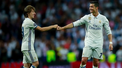 Luka Modric (trái) và Cristiano Ronaldo đều đã qua thời kỳ đỉnh cao