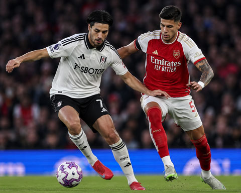 Jimenez (trái) và Hincapie đều đang thi đấu tại Premier League - Ảnh: AI