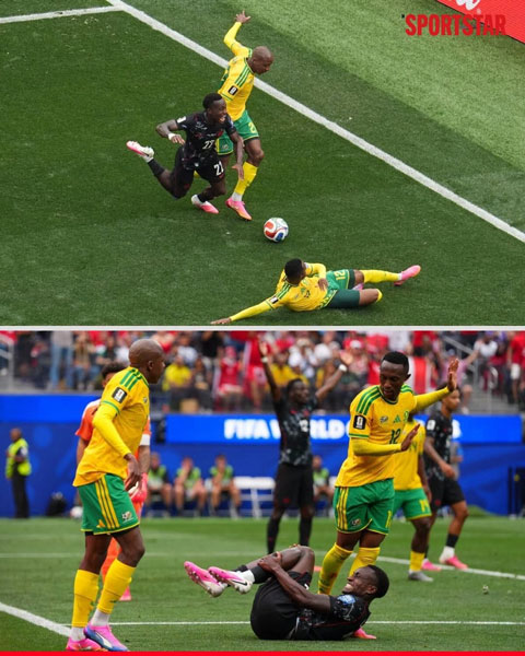Pha va chạm gây tranh cãi giữa Richie Laryea của Canada (áo đen) với Khuliso Mudau bên phía Nam Phi - Ảnh: Sportstar