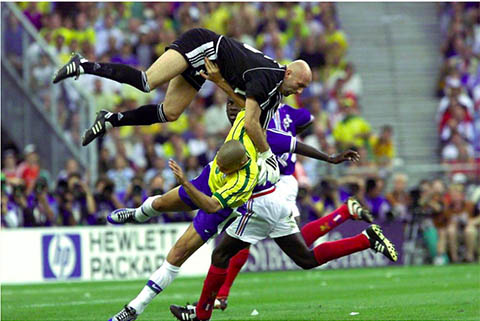 Bức ảnh nổi tiếng giữa thủ thành Barthez và Ronaldo tại World Cup 1998