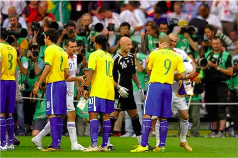 Ronaldo và Zidane ôm nhau trước trận tứ kết World Cup 2006
