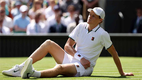 Sinner bị ngã trong set 3 ở trận gặp Kecmanovic. Ảnh: ATP