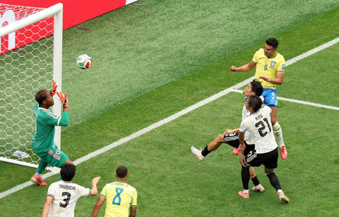 Khoảnh khắc Casemiro đánh đầu gỡ hòa cho Brazil