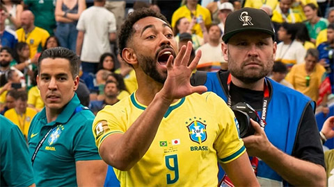 Cunha giơ năm ngón tay về phía cầu thủ Nhật Bản sau chiến thắng nghẹt thở của Brazil