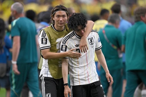 Ao Tanaka được đồng đội an ủi sau thất bại trước Brazil
