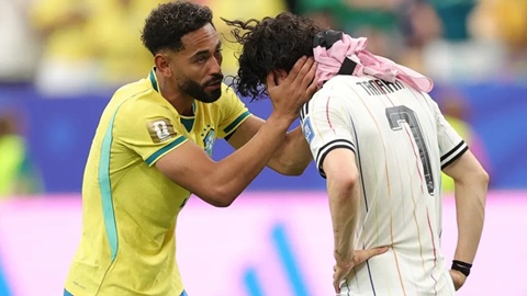 Matheus Cunha an ủi Tanaka sau trận đấu