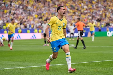 Gabriel Martinelli, cầu thủ đang chơi bóng ở Premier League, ấn định chiến thắng cho Brazil trước Nhật Bản
