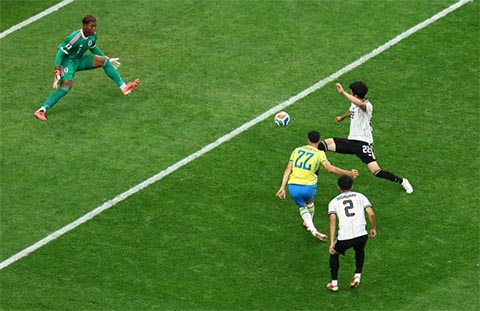 Pha dứt điểm của cầu thủ thuộc biên chế Arsenal