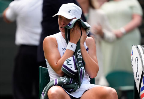 ĐKVĐ Wimbledon mắc tới 9 lỗi kép cả trận. Ảnh: WTA