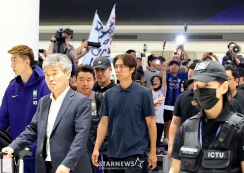 HLV Hong Myung Bo bị chỉ trích, "ném đá" không thương tiếc - Ảnh - StarNews