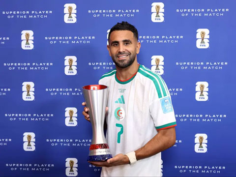 Mahrez nhận giải cầu thủ xuất sắc nhất ở trận Algeria hòa 3-3 với Áo - Ảnh: CAF Online