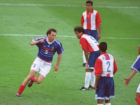 Laurent Blanc ăn mừng sau khi ghi bàn duy nhất hạ Paraguay tại vòng 1/8 World Cup 1998