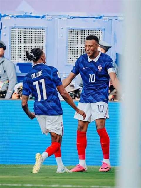Anh chơi rất ăn ý với Mbappe