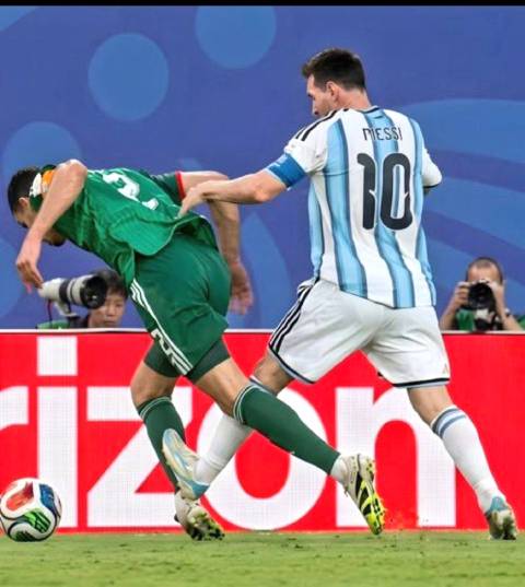 Messi cũng phạm lỗi như Balogun mà không phải nhận thẻ