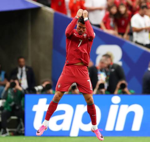 Ronaldo làm nên lịch sử trước Uzbekistan