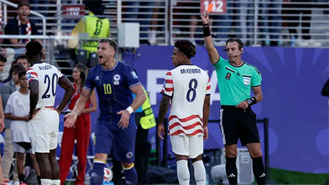 Balogun là cầu thủ đầu tiên vừa ghi bàn vừa nhận thẻ đỏ ở vòng knock-out từ sau Zidane tại World Cup 2006