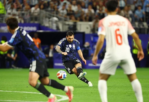 Messi đá phạt thành bàn trước Jordan