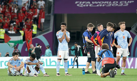 Các cầu thủ Tây Ban Nha đổ sụp sau thất bại sốc trước Morocco tại World Cup 2022