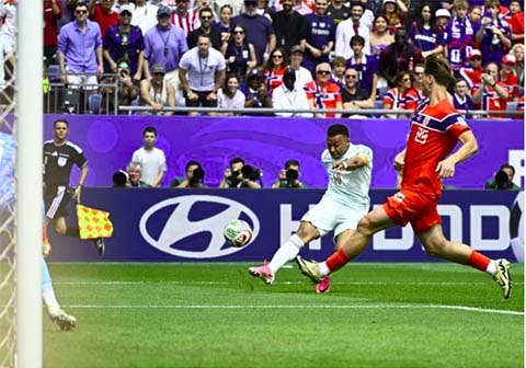 Pha dứt điểm vọt xà ngang của Mbappe trước Na Uy