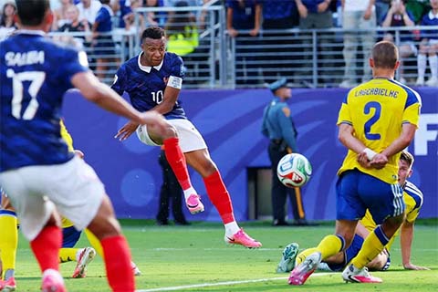 Mbappe sút như sắp ngã