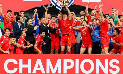 Chủ tịch AFF Khiev Sameth chia vui cùng ĐT Việt Nam sau chức vô địch AFF Cup 2024 