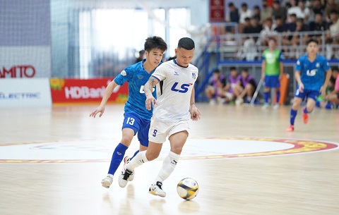 Thái Huy lập siêu phẩm cho đội ĐKVĐ. Ảnh: Nguyễn Khanh 
