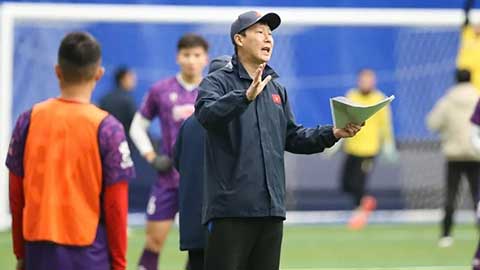 HLV Kim Sang Sik đang cố gắng làm mới ĐT Việt Nam. Ảnh - Minh Tuấn