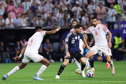 Messi cần thêm người chia lửa