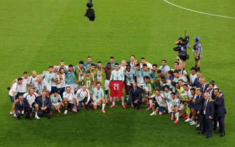 Ronaldo cùng các đồng đội tri ân Jota sau trận đấu khi giơ áo đấu của anh - Ảnh: Fabrizio Romano