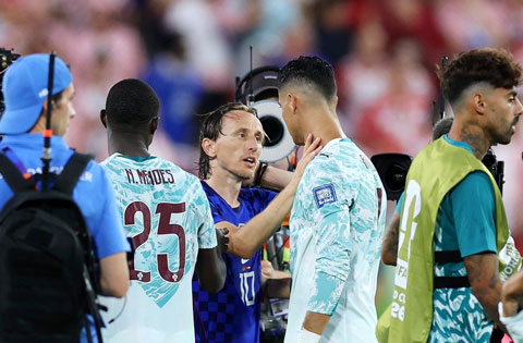 Ronaldo cũng tới động viên Modric sau trận - Ảnh: Fabrizio Romano