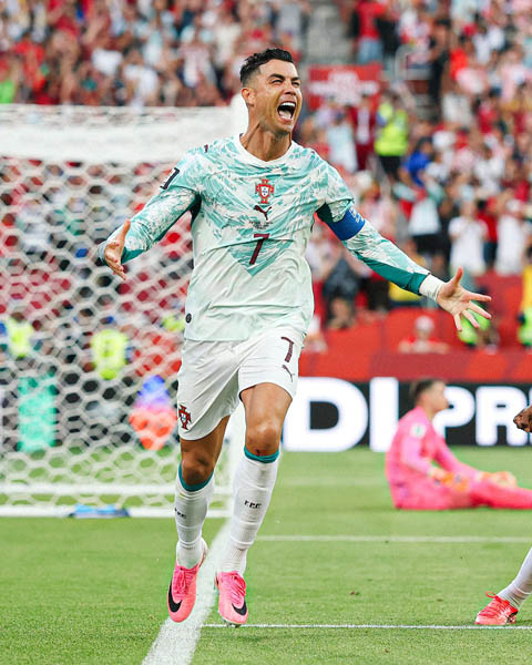 Niềm vui của Ronaldo khi sút tung lưới Croatia - Ảnh: @footballontnt