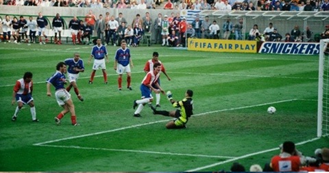 Laurent Blanc (góc trái) ghi bàn thắng vàng trong hiệp phụ trước Paraguay tại vòng 1/8 World Cup 1998