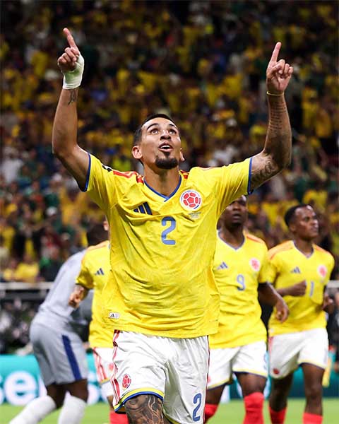 Munoz ăn mừng bàn thắng tại World Cup 