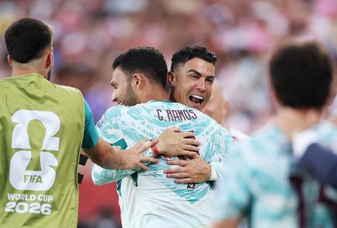 Niềm vui của Ronaldo cùng đồng đội khi vượt qua Croatia để giành vé vào vòng 1/8