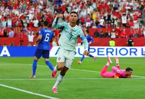 Cristiano Ronaldo vừa phá dớp, khi lần đầu tiên ghi bàn cho ĐT Bồ Đào Nha ở vòng knock-out World Cup