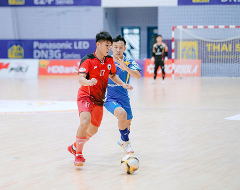 Sahako (áo xanh) bám sát Top 3 khi có 1 điểm trước Tân Hiệp Hưng TP.HCM. Ảnh: Nguyễn Khanh