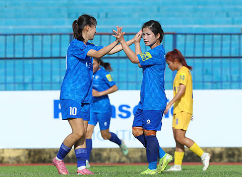 Dương Thị Vân ấn định tỉ số 2-0 cho đội bóng xứ chè