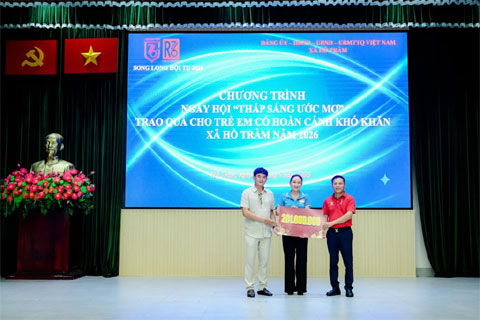 201 triệu đồng và những phần quà đầy ý nghĩa đã được trao cho các em nhỏ có hoàn cảnh khó khăn tại xã Hồ Tràm trong ngày 3/7- Ảnh: BTC