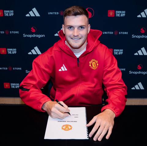 Dermot Mee đã ký hợp đồng mới có thời hạn 2 năm với MU - Ảnh: @mufcMPB