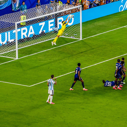 Vozinha cản phá thành công cú sút phạt của Messi - Ảnh: @eurofootcom