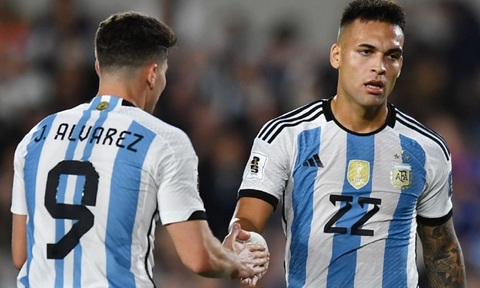 Julian Alvarez và Lautaro Martinez gần như không hỗ trợ được gì cho M10