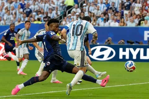 Dù bị cầu thủ Cape Verde quây rát, Messi vẫn có một trận đấu khá hay