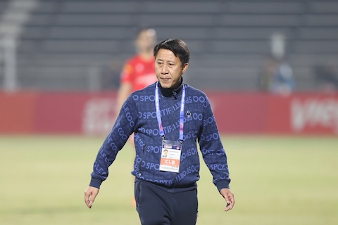 HLV Nguyễn Thành Công khi nắm CLB Hà Tĩnh tại V.League. Ảnh: Minh Tuấn 