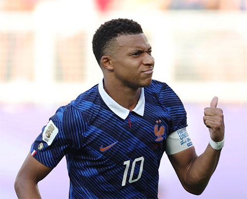 Mbappe liên tục bị cầu thủ Paraguay phạm lỗi, đặc biệt là trong hiệp 1