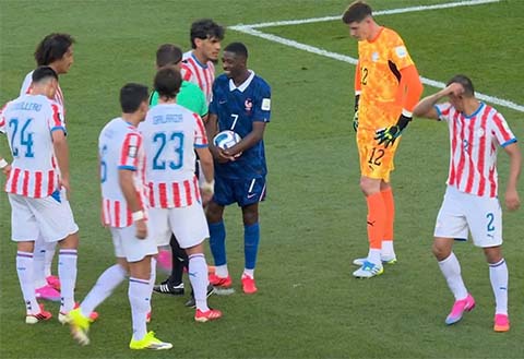 Ousmane Dembele thu hút mọi sự chú ý, giống như anh là người sẽ sút penalty cho Pháp
