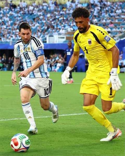 Anh tự tin rê bóng trước cầu thủ vĩ đại nhất Messi