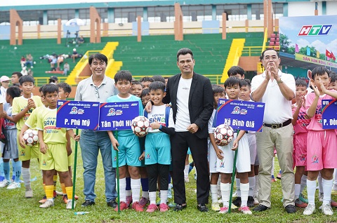 Các cựu tuyển thủ Trần Minh Chiến, Phan Thanh Bình dự lễ khai mạc 