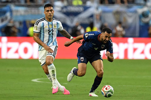 Lautaro Martinez được yêu cầu lùi về phòng ngự trong hệ thống chiến thuật của Argentina