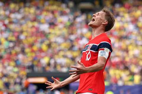 Odegaard tỏ ra đầy hưng phấn và cười tươi sau khi bị Neymar phạm lỗi