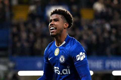  Santos đang được MU theo sát